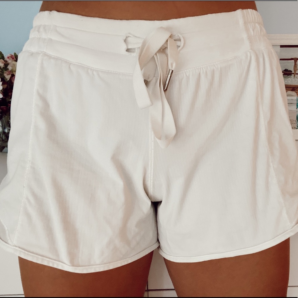 ❤︎white lululemon shorts❤︎